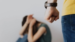 Εφιάλτης για 35χρονη στο Βόλο: Της πέταξε οινόπνευμα στον στόμα για να την κάψει ο σύντροφός της