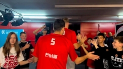 παίκτες του Ολυμπιακού με τα παιδιά της ELite