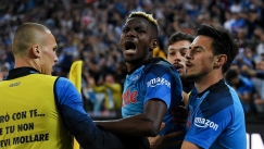 Οι παίκτες της Νάπολι πανηγυρίζουν το γκολ πρωτάθλημα του Οσιμέν