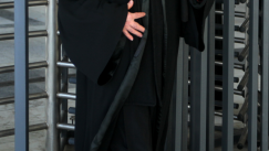 Πατρινός επιχειρηματίας άφησε φέσι 1 εκατ. ευρώ και έγινε παπάς για να γλιτώσει (vid)