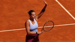 Η Αρίνα Σαμπαλένκα χαιρετά τον κόσμο στο Ρολάν Γκαρός