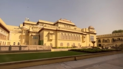 Μέσα στο «καλύτερο ξενοδοχείο του κόσμου»: Το απίστευτα εξωφρενικό ινδικό παλάτι κρίθηκε ως το κορυφαίο κατάλυμα 