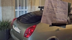 Aσυνείδητος οδηγός στη Κρήτη «έκλεισε» την είσοδο σπιτιού με...το παρκάρισμα του αλλά έλαβε οργισμένο σημείωμα από τον ιδιοκτήτη
