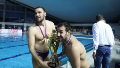 Ο Άγγελος Βλαχόπουλος και Ντούσκο Πιγιέτλοβιτς σηκώνουν το τρόπαιο του πρωταθλήματος Σερβίας με τη Νόβι Μπέογκραντ