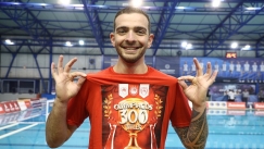 Ο Μάνος Ζερδεβάς πανηγυριζει την κατάκτηση του τίτλου με τον Ολυμπιακό