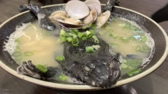 Σάλο έχει προκαλέσει η φωτογραφία από εστιατόριο στην Ταϊβάν που σέρβιρε ολόκληρο βάτραχο (vid)