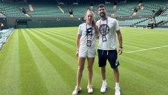Η Δέσποινα Παπαμιχαήλ με τον αδερφό της Δημήτρη στο κεντρικό γήπεδο του Wimbledon