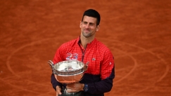 Ο Τζόκοβιτς με την κούπα του Roland Garros