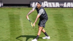 Ο Νικ Κύργιος σερβίρει