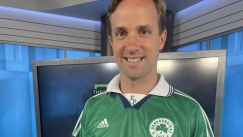 Δημοσιογράφος του ESPN με φανέλα Παναθηναϊκού
