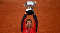 O Tζόκοβιτς με το τρόπαιο