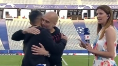 Ο Γκουαρδιόλα και ο Κουν αγκαλιάζονται