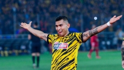 As: «Θα συνεχίσει στην ΑΕΚ με 8.000.000 ευρώ ο Πινέδα»