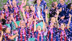 Η Αλέξια Πουτέγιας σηκώνει το τρόπαιο του Champions League