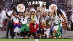 Η Σεβίλλη με την κούπα στα χέρια