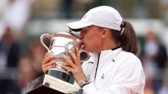 Η Ιγκα Σβιόντεκ φιλά το τρόπαιο στο Roland Garros