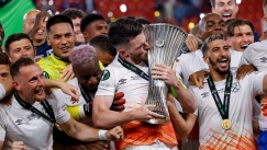 O Ντέκλαν Ράις φιλάει το τρόπαιο του Conference League 