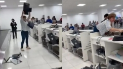 Γυναίκα σε κατάσταση αμόκ άρχισε να πετάει οθόνες σε αεροδρόμιο στο Μεξικό (vid)