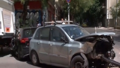 Αδιανόητο τροχαίο στο κέντρο της Αθήνας: Αποκολλήθηκε η μηχανή από το αυτοκίνητο (vid)