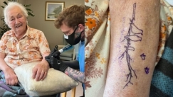 Στα 89 της εκπλήρωσε ένα όνειρο που είχε από μικρή: Να κάνει τατουάζ το αγαπημένο της ζώο 