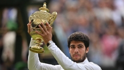 Ο Αλκαράθ με τη κούπα στο Wimbledon