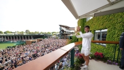 O Αλκαράθ στο μπαλκόνι του Wimbledon με το τρόπαιο
