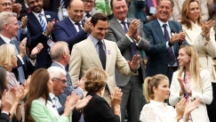 O Ρότζερ Φέντερερ μπαίνει χειροκροτούμενος στο κεντρικό γήπεδο του Wimbledon