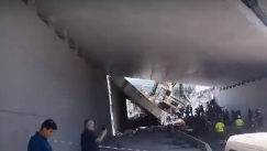 Αδιανόητη τραγωδία στην Πάτρα: Πληροφορίες για δυο νεκρούς από την κατάρρευση της γέφυρας (vid)
