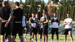 Ο Ραζβάν Λουτσέσκου δίνει οδηγίες στους παίκτες του ΠΑΟΚ