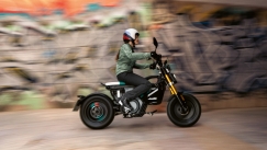 BMW CE 02: Το eParkourer της πόλης (vid)