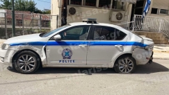 Oδηγός στα Φάρσαλα έπεσε με το αυτοκίνητό του σε περιπολικό έξω από το τμήμα, έκανε όπισθεν και το χτύπησε ξανά 