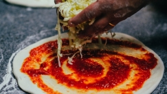 Το διαδίκτυο παραμιλάει με την πιο αηδιαστική πίτσα ever: «Μοιάζει με εμετό»