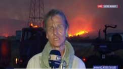 Συντετριμμένη η ρεπόρτερ της ΕΡΤ με το βοσκό που κάηκε προσπαθώντας να σώσει τα ζώα του (vid)