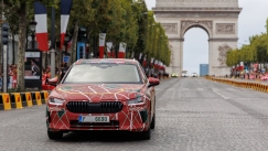 Ένα καμουφλαρισμένο αυτοκίνητο στον Ποδηλατικό Γύρο Γαλλίας
