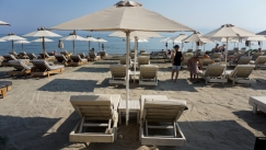 Πλακώθηκαν στο ξύλο σε παραλία της Πάτρας για μια «πιασμένη» ξαπλώστρα