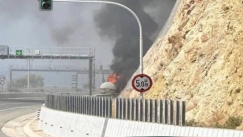 Κατασβέστηκε η φωτιά σε βυτίο στην Αθηνών - Κορίνθου: Αφήνουν το αέριο να διαφύγει στην ατμόσφαιρα (vid)