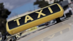 Τουρίστρια στη Σύρο καταγγέλλει ταξιτζή για ασέλγεια: «Μου χάιδευε το πόδι και δεν ήθελε χρήματα για την κούρσα»