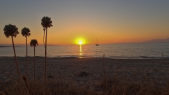 Τα δικαιώματα των λουόμενων: Πού επιτρέπονται και πού όχι οι ομπρέλες και οι ξαπλώστρες