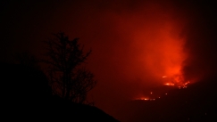 Ολονύχτια μάχη με τις αναζωπυρώσεις σε Έβρο και Ροδόπη: Ανησυχία για την πυρκαγιά στη Δαδιά (vids) 