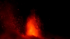 Συγκλονιστικά πλάνα από την έκρηξη της Αίτνας: Η λάβα εκτοξεύεται σαν συντριβάνι (vid)