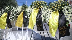 Τα στεφάνια στην κηδεία του Μιχάλη Κατσούρη