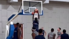 Ο Λεσόρ καρφώνει