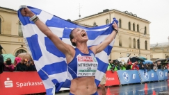 H Aντιγόνη Ντρισμπιώτη με την Ελληνική σημαία