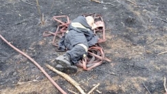Συγκλονίζει η φωτογραφία του πυροσβέστη που κοιμάται σε καμένη γη από τη φωτιά στον Έβρο