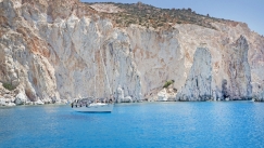 Η κρυφή παραλία των Κυκλάδων: Βλέπεις πεντακάθαρα τον βυθό της στα 10 μέτρα βάθος