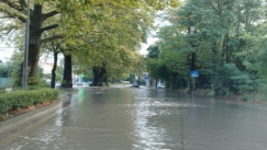 Πλημμύρισαν τα Γιάννενα: Οι δρόμοι μετατράπηκαν σε ποτάμια μετά από μισή ώρα βροχής