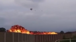 Σοκαριστικό βίντεο από τη πτώση αεροσκάφους της Πολεμικής Αεροπορίας στην Ιταλία: Ένα κοριτσάκι πέντε ετών έχασε τη ζωή του (vid)