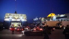 Τραγικός θάνατος ταξιδιώτη στον Πειραία: Προσπάθησε να προλάβει το πλοίο και τα μέλη του πληρώματος τον έσπρωξαν στη θάλασσα