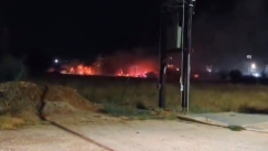 Συναγερμός στην Αλεξανδρούπολη: Φωτιά σε εγκαταλελειμμένα βαγόνια του ΟΣΕ