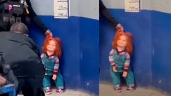 Αστυνομικοί στο Μεξικό πέρασαν χειροπέδες στη δαιμονισμένη κούκλα «Chucky»: Κουβαλούσε μαχαίρι και τρόμαζε τους ανθρώπους (vid)